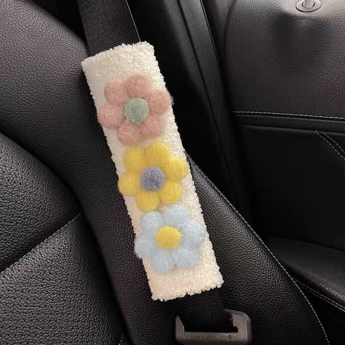 Car seat belt shoulder guard, a popular female car protective cover, cute cartoon car safety belt protective cover, InS-style girl shoulder guard, a best-selling item for the Spring Festival Specification image