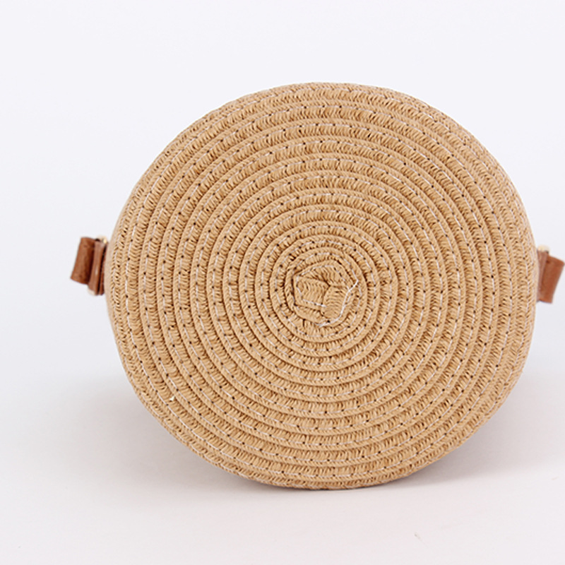 A niche, fashionable and simple straw-woven bag, a cute forest-themed wooden bead hand-carried bucket bag, a versatile beach bag for vacation and travel details Picture