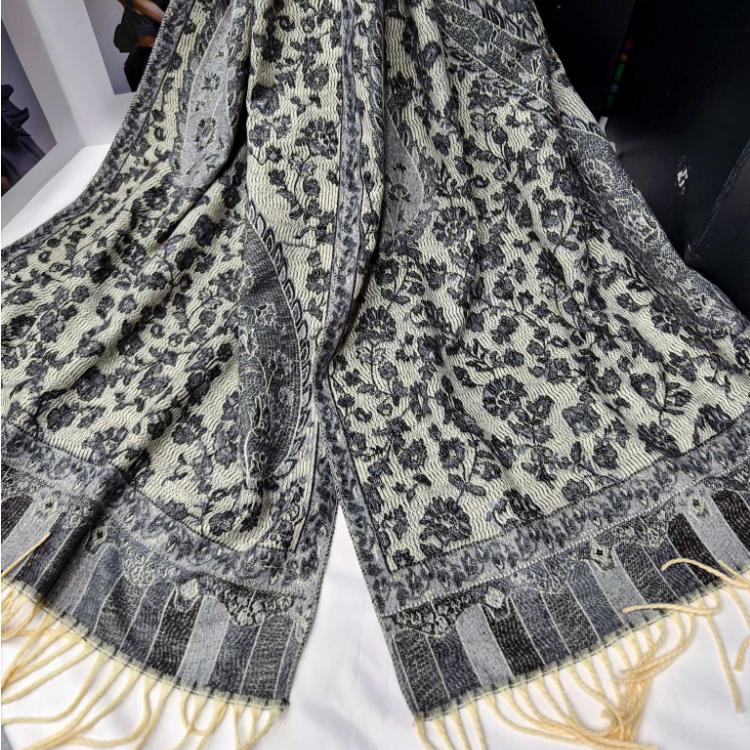 Wholesale of export scarves, e-commerce live streaming supply chain, new retro jacquard series, cashew flower Application Scenario