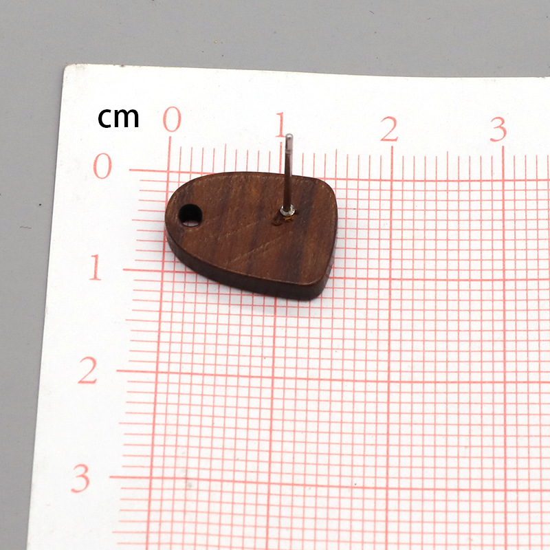 Simple and unique geometric wood ear pins, ear studs with pendants, DIY retro natural color wooden earrings and earrings accessories Application Scenario