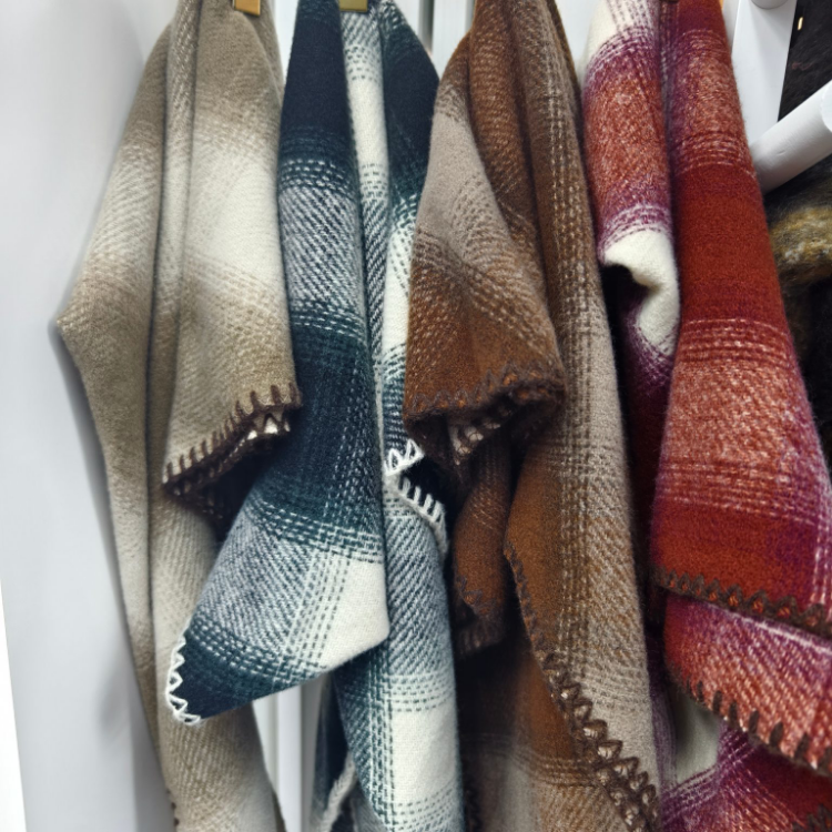 Export scarf wholesale e-commerce live streaming Korean British-style fringed triangular scarves supply chain supply Application Scenario