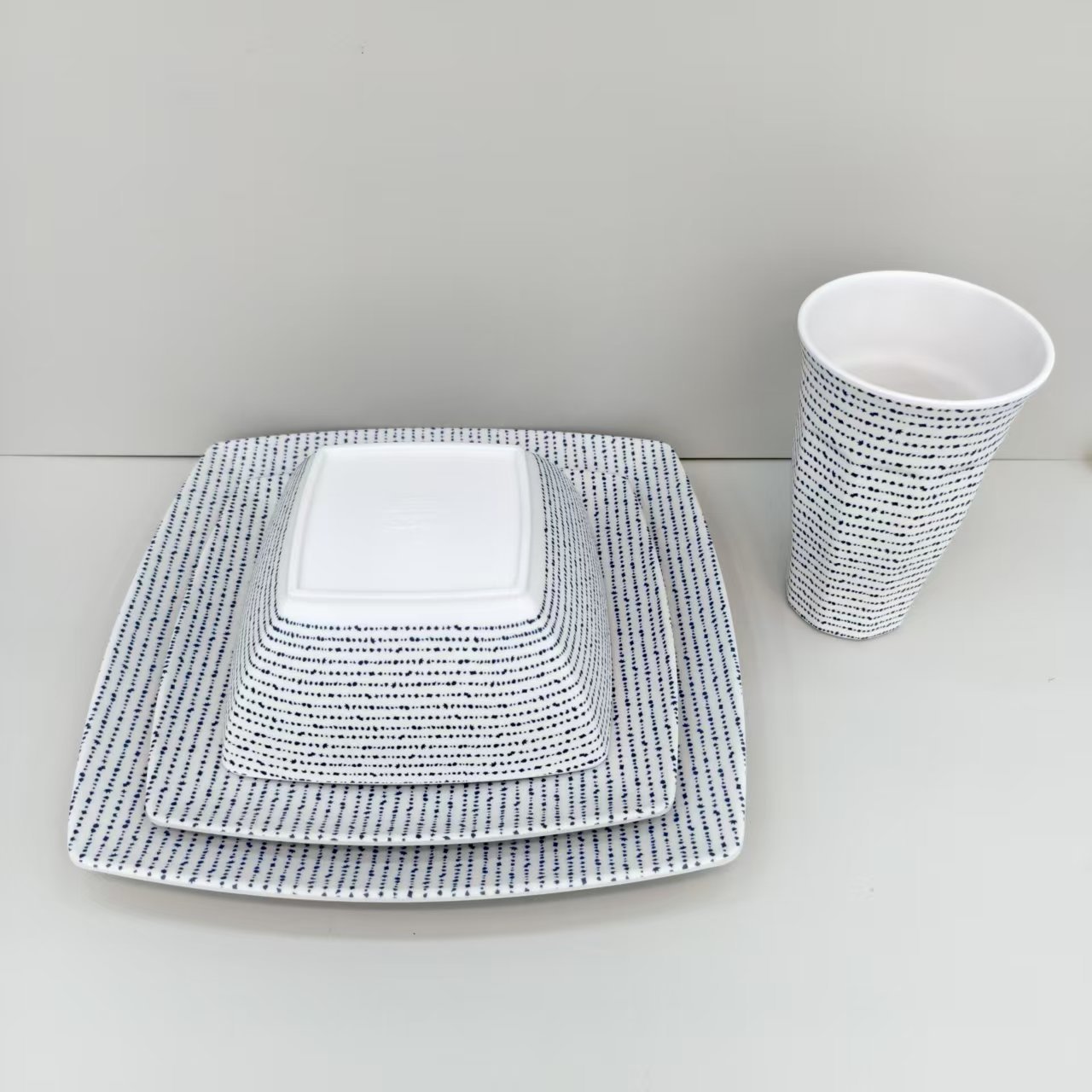 Cross-border Amazon has released a set of hollowed-out melamine tableware for Christmas parties and festivals Application Scenario
