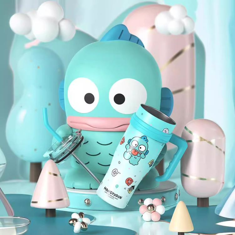 Cross-border foreign trade offers wholesale of giant Sanrio cartoon high-appearance-level car straw cups, ice cube cups, large-capacity insulated and cold-proof cups, leak-proof cups with handles, car cups, water cups, and cups for children, boys, girls, and students Application Scenario