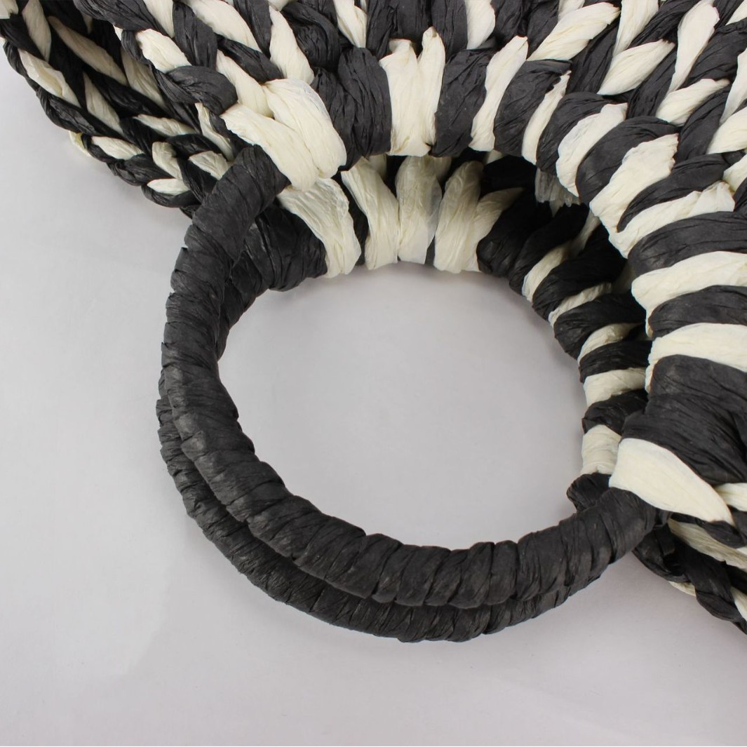 A versatile semi-circular paper rope woven bag, a vacation beach bag, and a simple hand-held lady's bag, the same style as the popular hair-making Internet celebrity Application Scenario