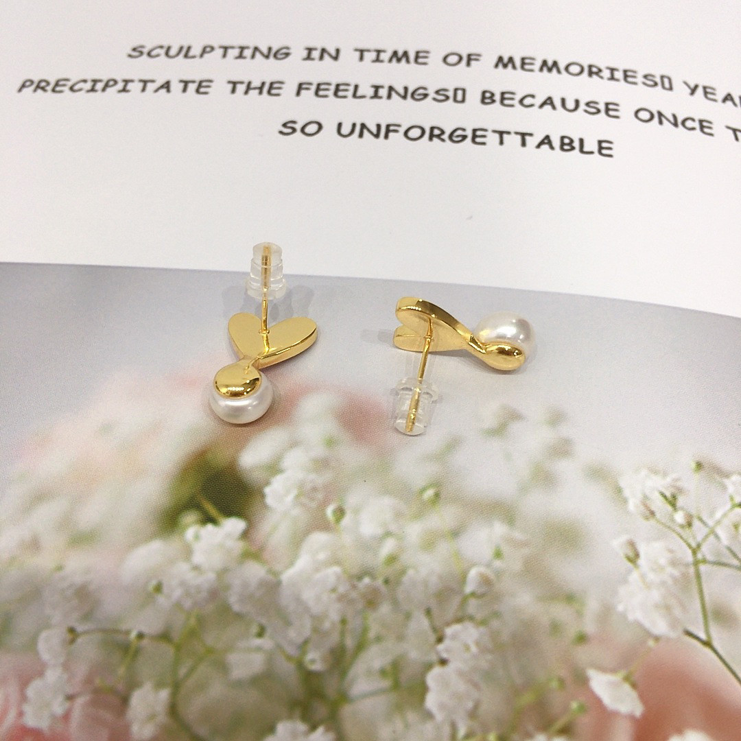 Natural pearl heart-shaped love ring, light luxury style, natural freshwater pearl, elegant girl, versatile earring jewelry wholesale, cute Application Scenario