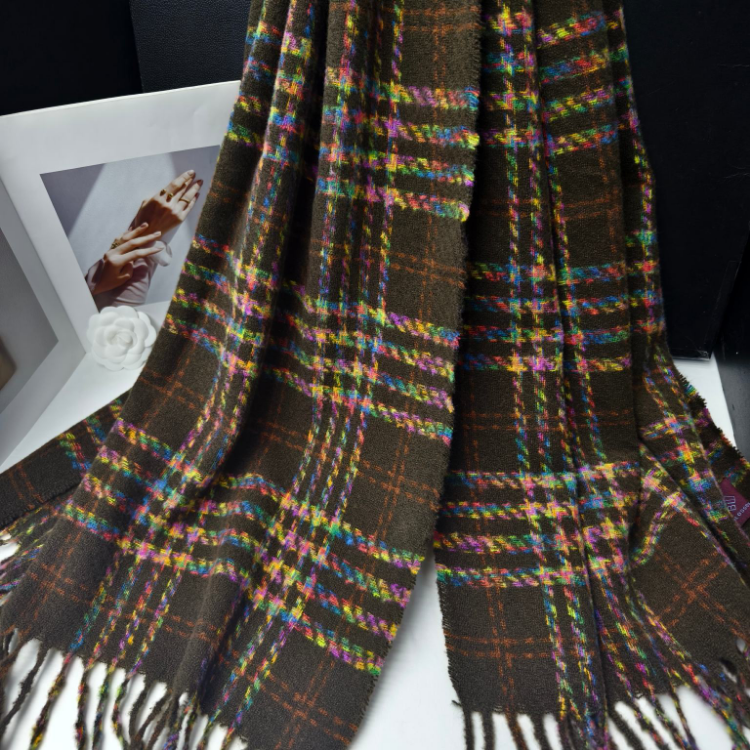 Wholesale e-commerce live-streaming supply chain for the new "Full Sky Star" four-line checkered scarf