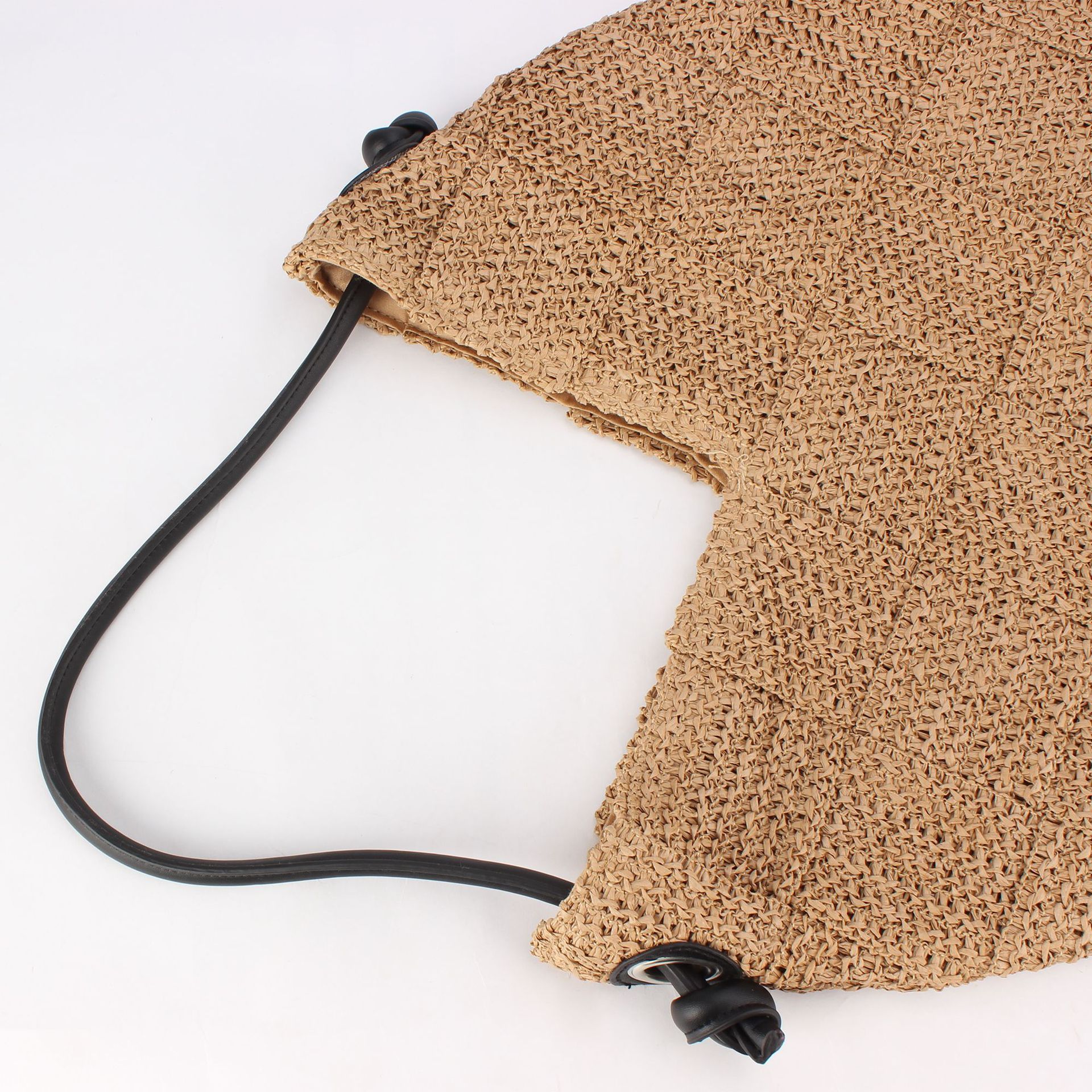 This new single-shoulder hand-woven bag is a versatile and casual choice for daily work and commuting. It's a niche bag for women taking photos during beach vacations Item Picture