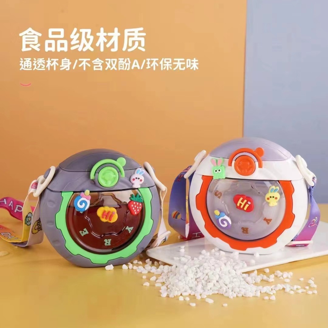 甜甜圈儿童水杯夏季新款便携可斜挎环形塑料杯带背带幼儿园水壶