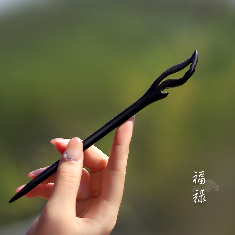 Tianzhi ebony hairpin, with an ancient style and a high-end feel, is a simple and modern Chinese style. It is a wooden hairpin, a hair accessory, and a sandalwood hairpin