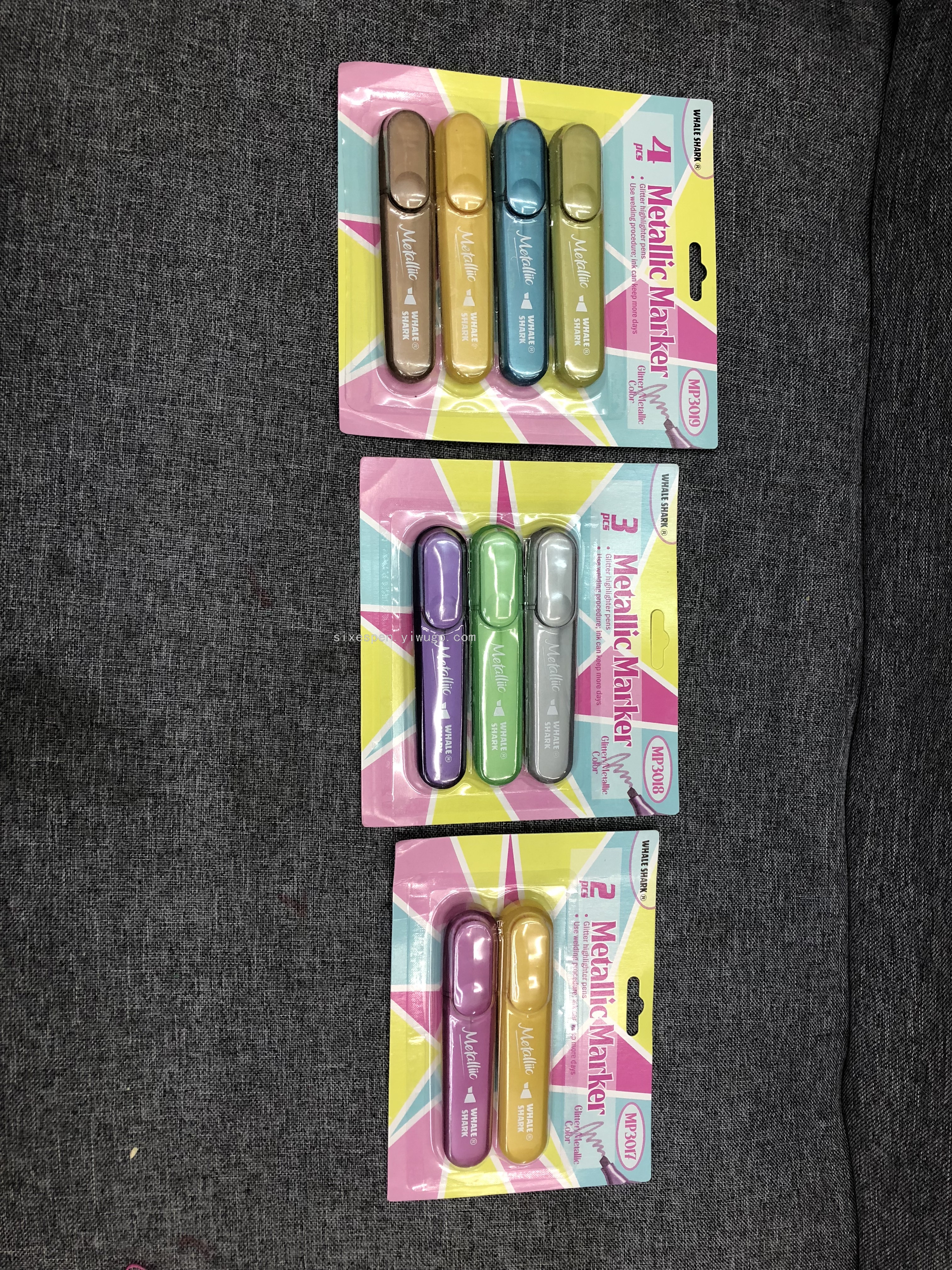 Four metallic highlighters with suction cards, specially designed for supermarkets Item Picture