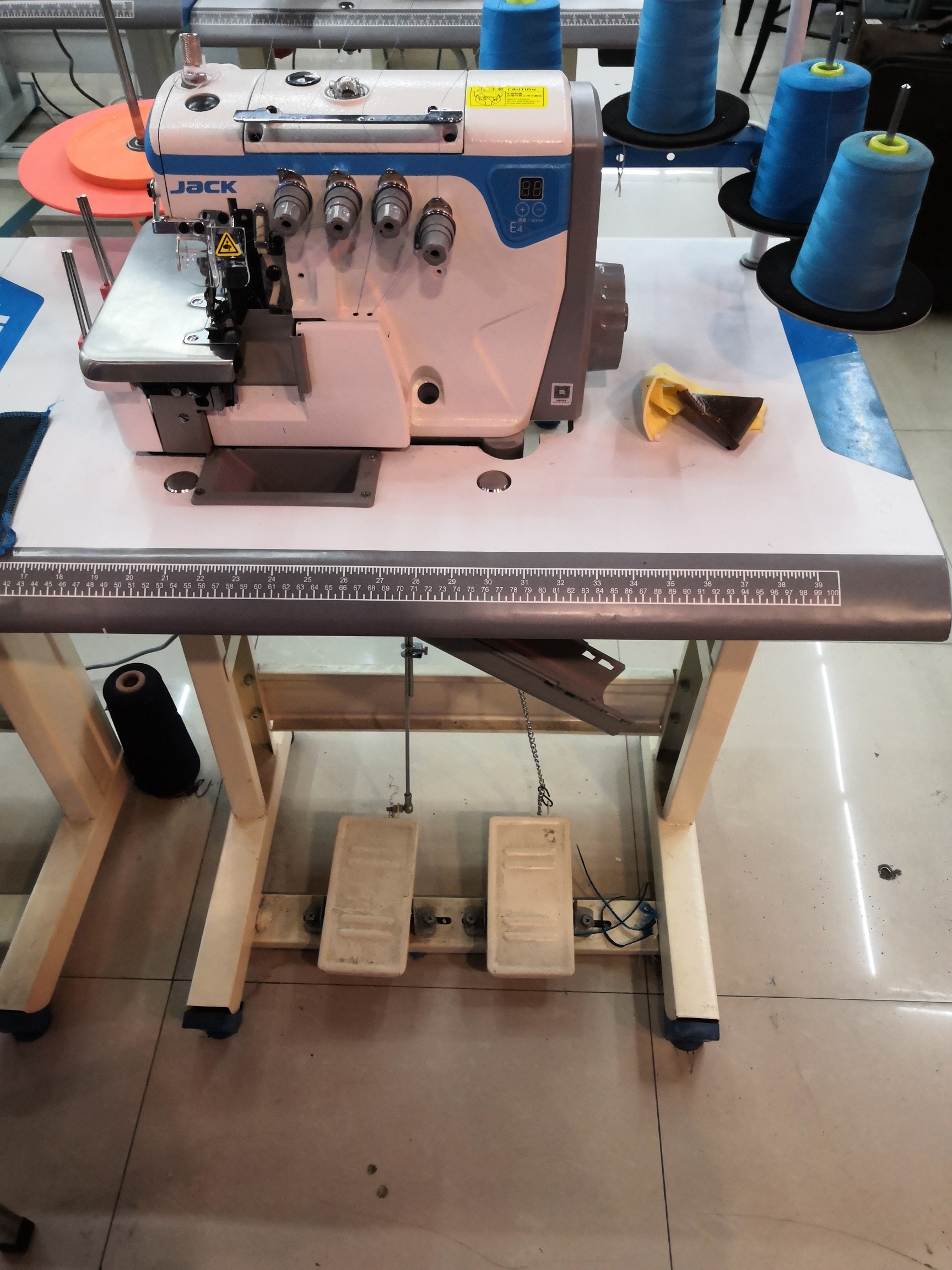 Jack brand fully automatic overlock Machine Model E4. It is suitable for hemming all kinds of clothing. Jack Company is a listed company with reliable quality. Welcome to purchase.