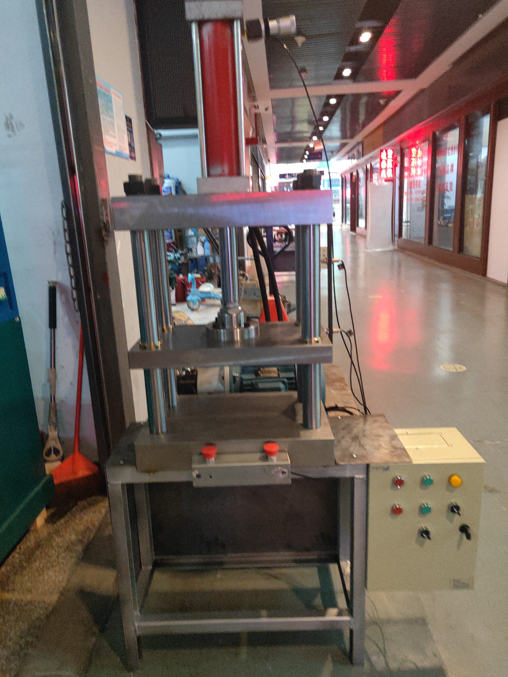 小型液压机，压文具盒、饰品、手饰等各种压花机。