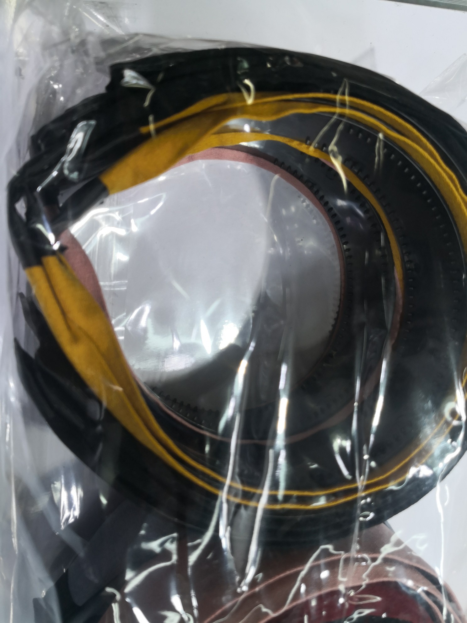 The headwear and headband are fashionable details Picture