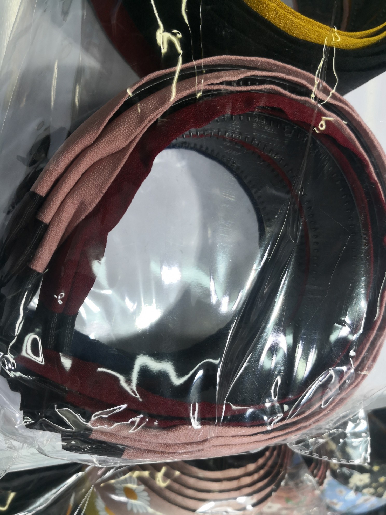 The headwear and headband are fashionable Specification image