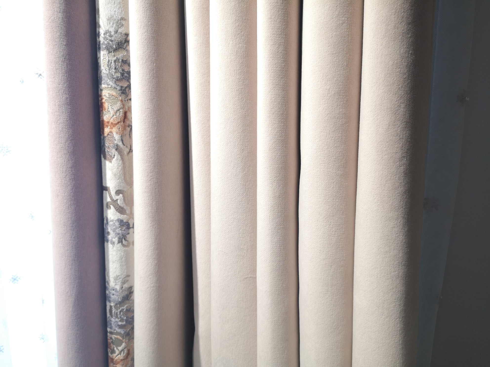 布朗斯少女风欧式风格拼接卧室窗帘高贵大气遮光价格为380元/米产品图