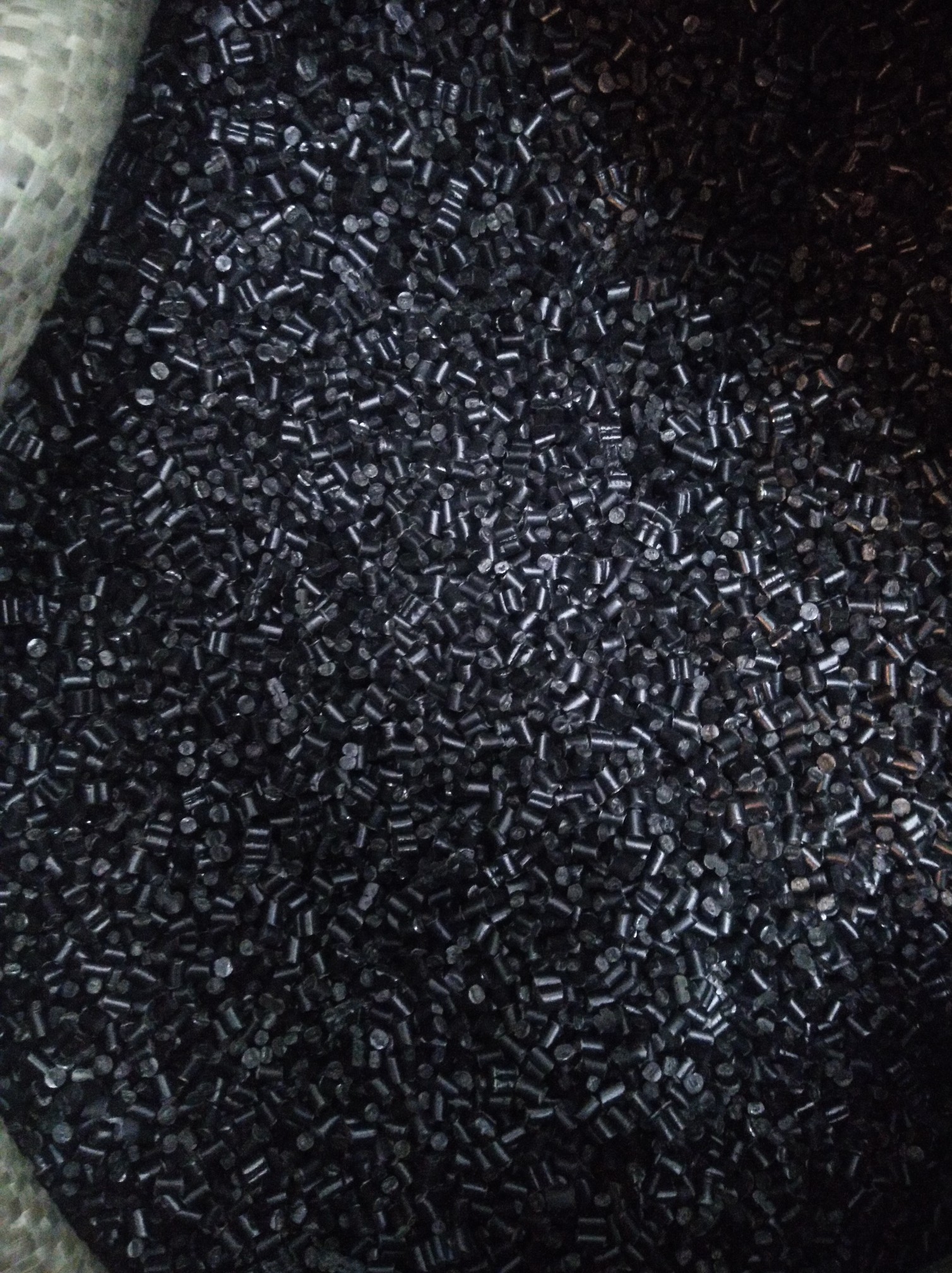 黑色颗粒三级丙烯