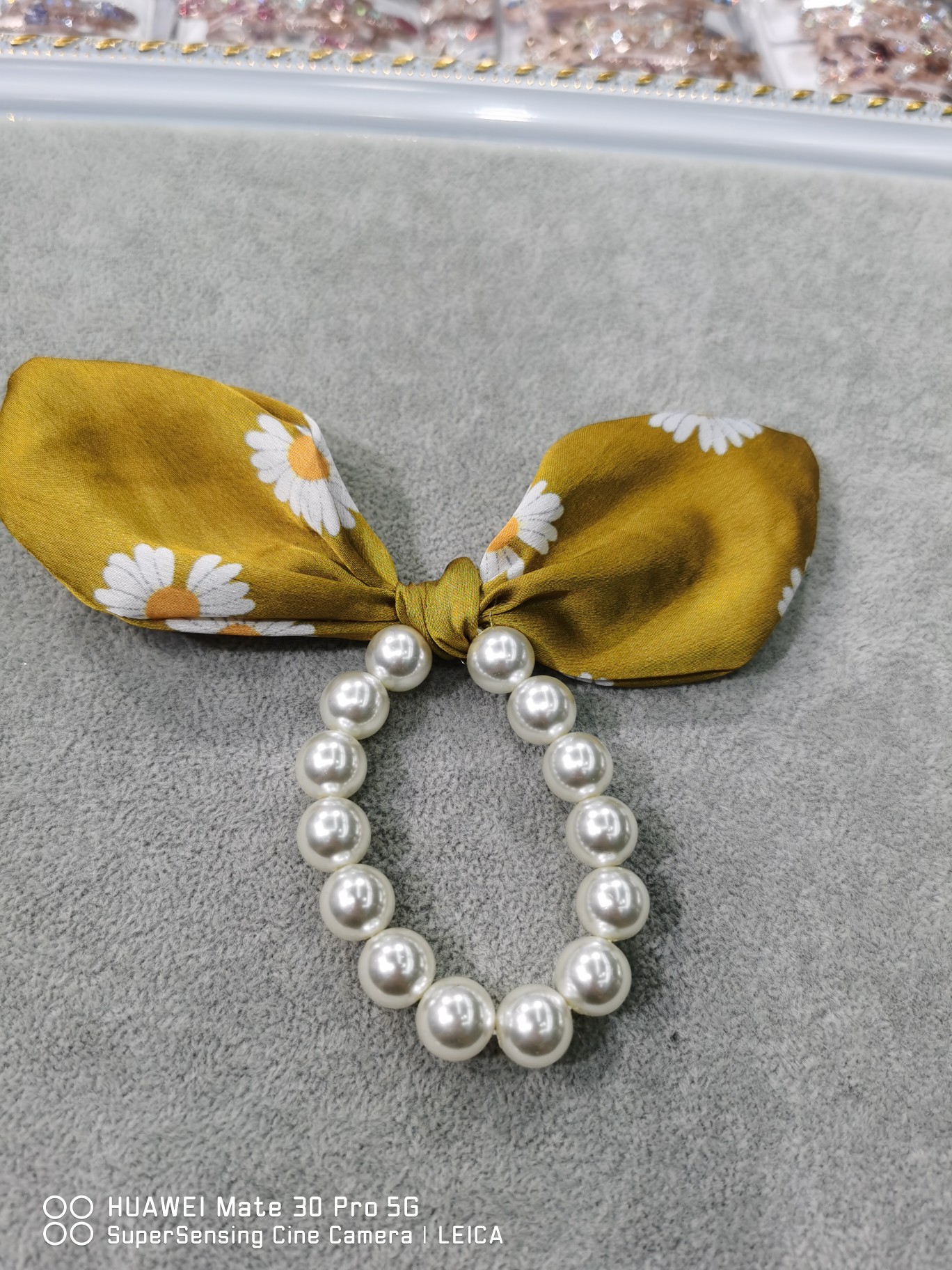 Chamomile highlighted pearl elastic hair ornament thumbnail