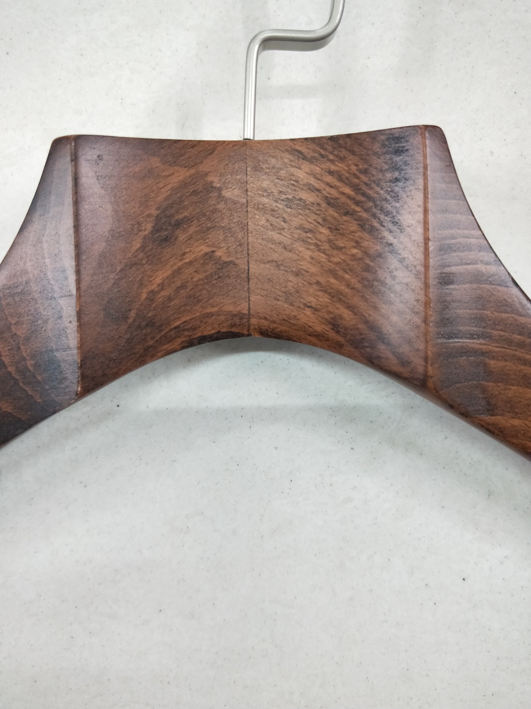 高档仿古色榉木弹条衣架实木衣架西装衣架白底实物图