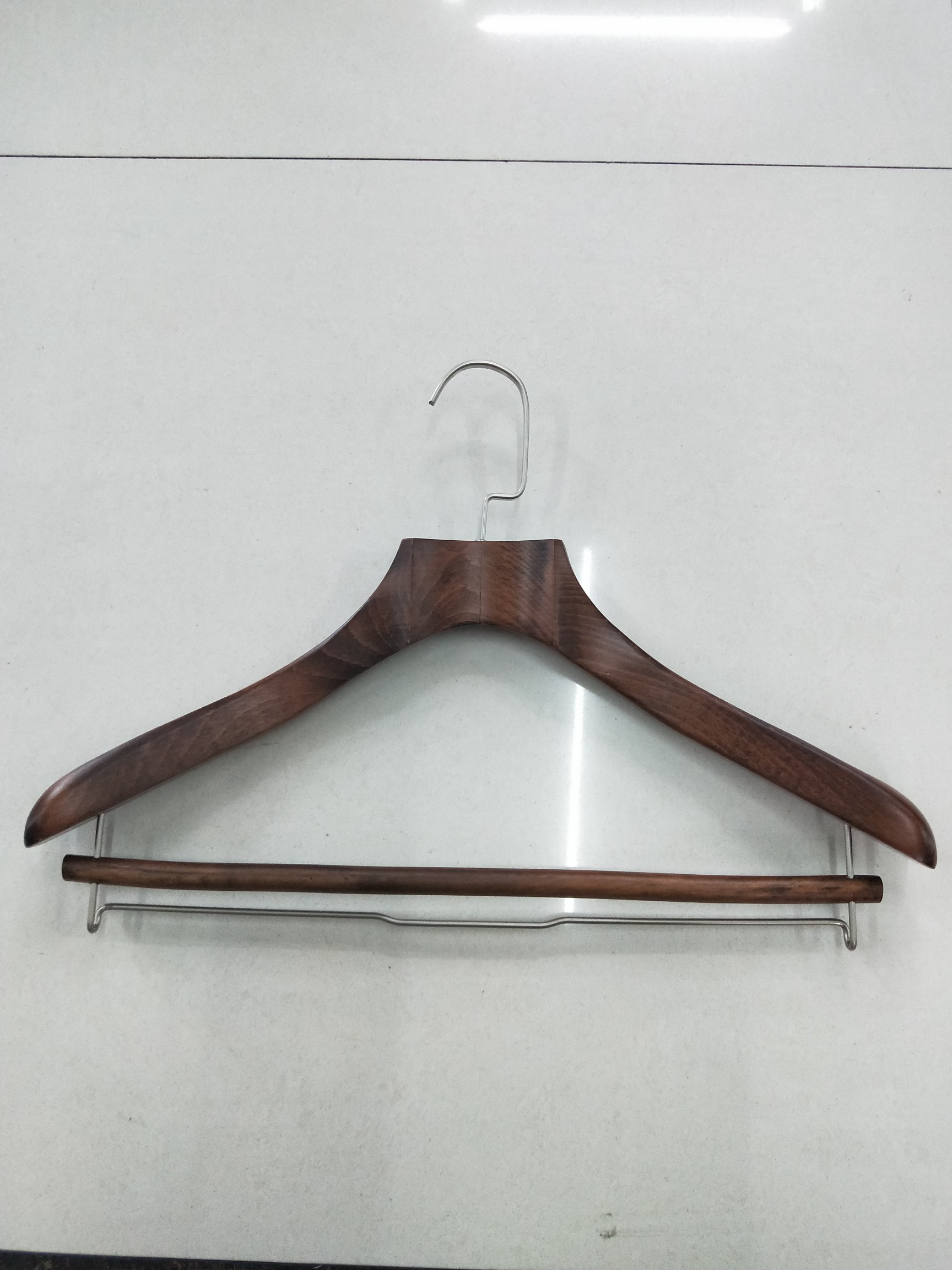 高档仿古色榉木弹条衣架实木衣架西装衣架图