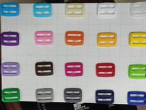 厂家直销各种彩色塑料扣，三挡扣，四挡扣，弯四挡颜色齐全，价格便宜，支持颜色定做，欢迎新老客户来样定做采购。