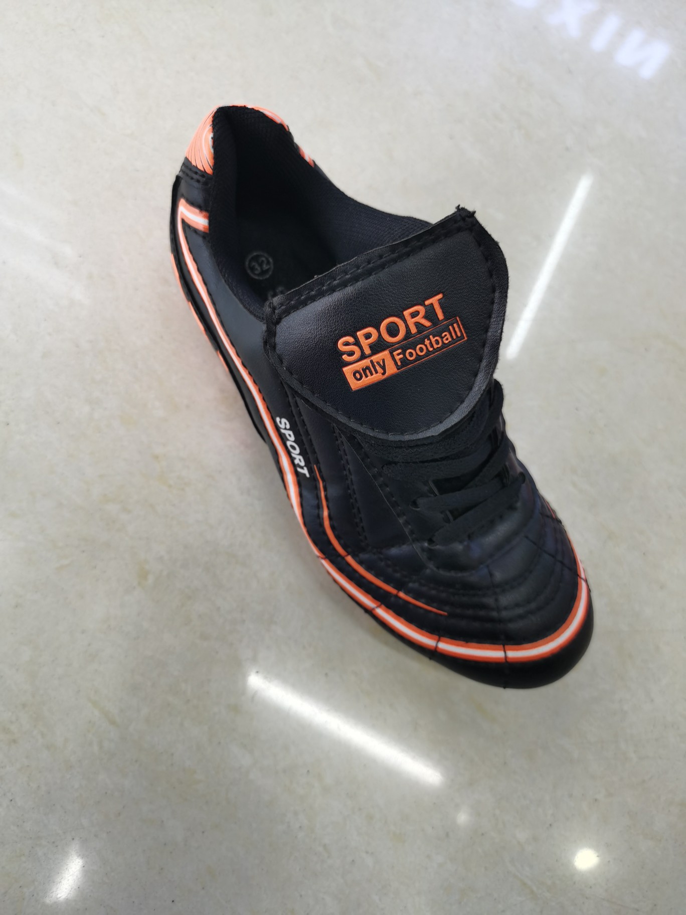 sport only  football 足球鞋橙色款
尺码：30—45