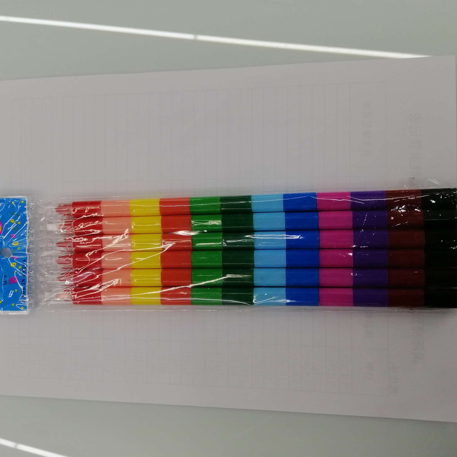 In Yiwu City, Han Jia Stationery and Art has 12 crayon classes. Students can both draw and write with crayons full figure