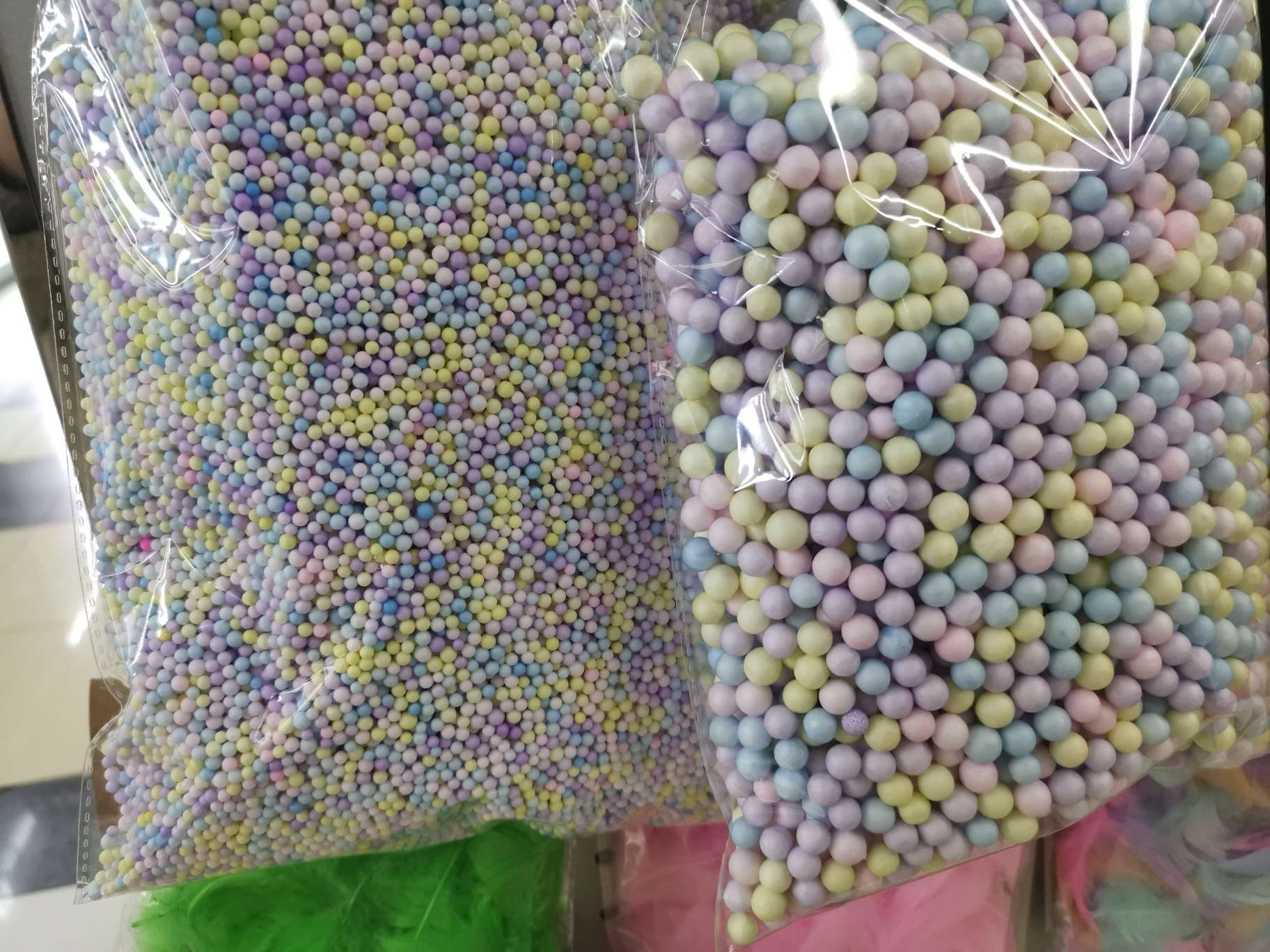 马卡龙史莱姆各种尺寸彩色小泡沫粒粉色泡沫粒小颗粒礼盒装饰玩具填充物白底实物图