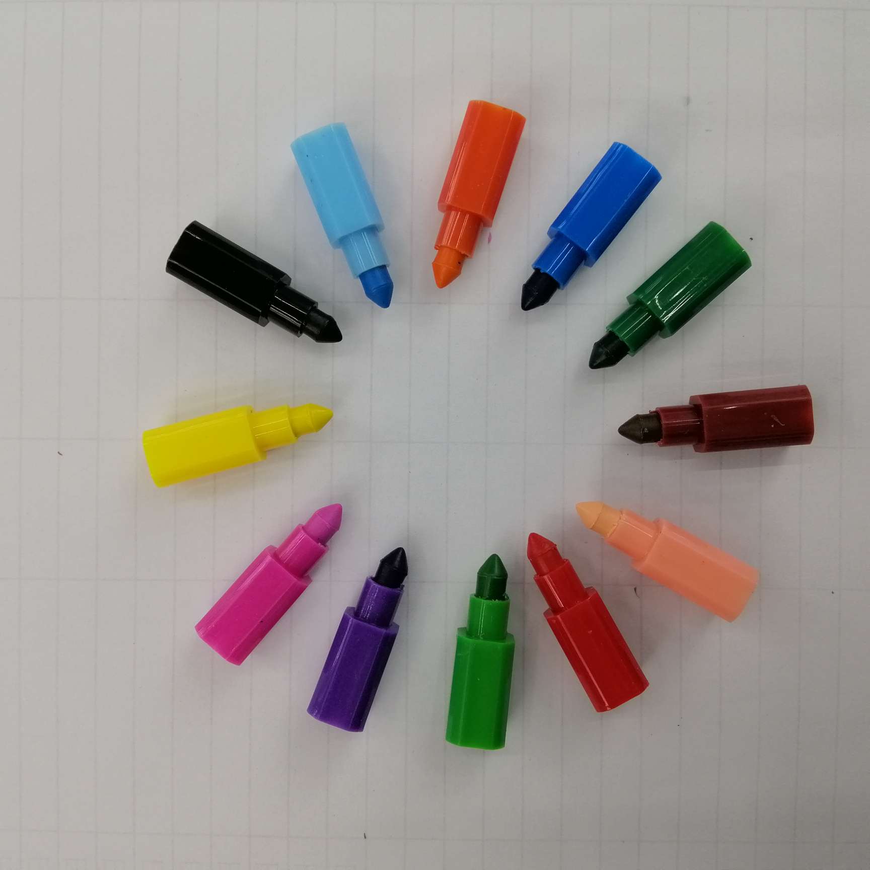 In Yiwu City, Han Jia Stationery and Art has 12 crayon classes. Students can both draw and write with crayons Specification drawing