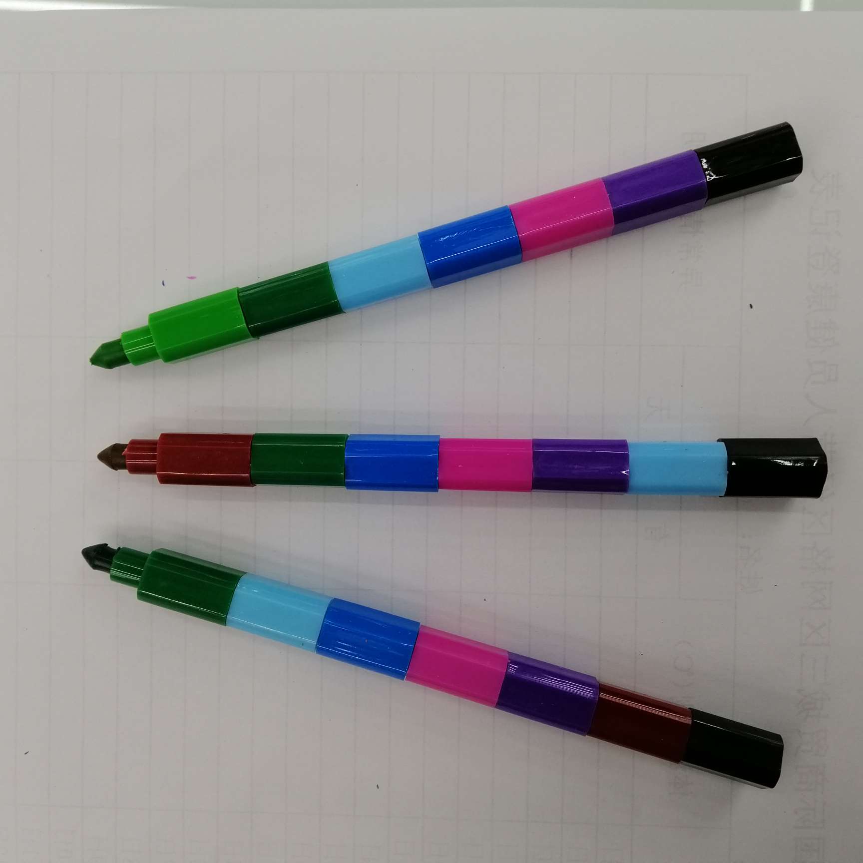 In Yiwu City, Han Jia Stationery and Art has 12 crayon classes. Students can both draw and write with crayons details Picture