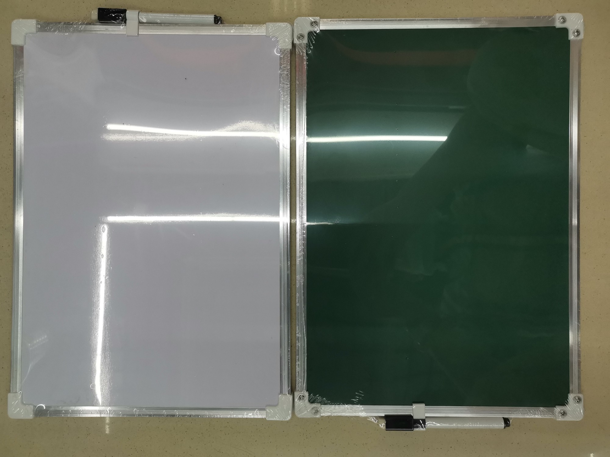 25x35小铝边双面白板，一白一黑，一白一绿。图