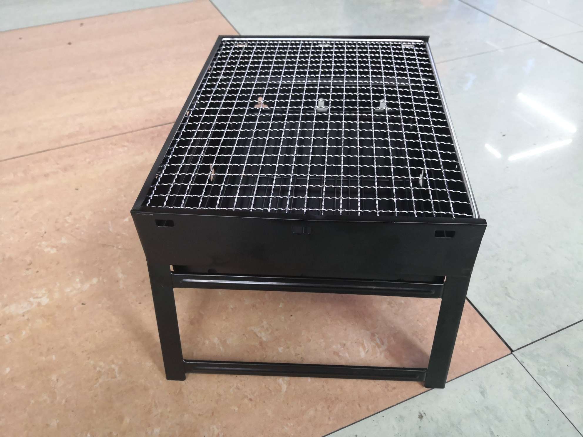 便携小号烧烤架烤箱烤网小黑钢35*27*20cm木炭烧烤取暖围炉桌白底实物图