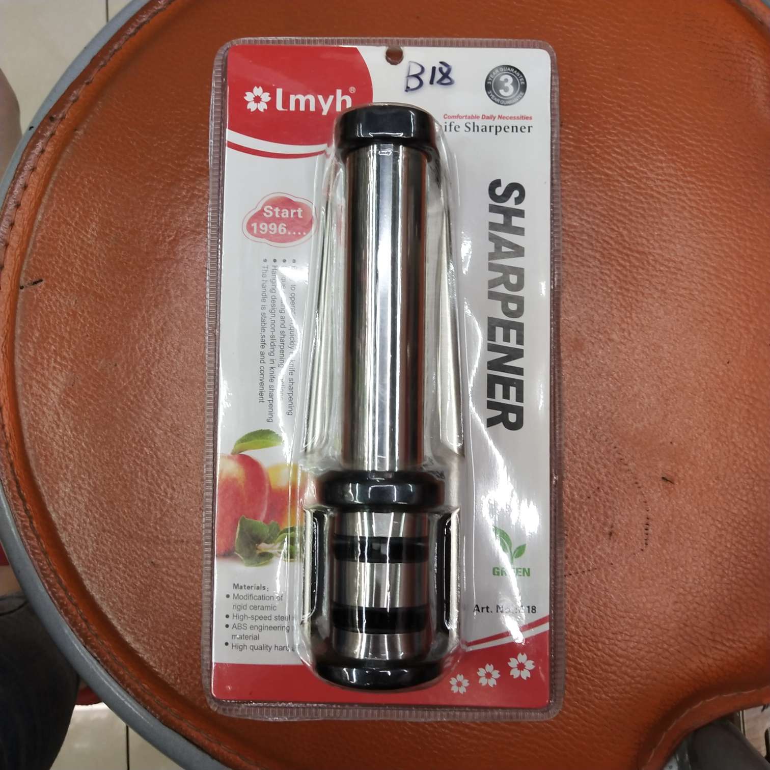 不锈钢多用磨刀器。有2不同的磨刀片。一个是陶瓷刀片。一个是钨钢刀片。磨刀很锋利。