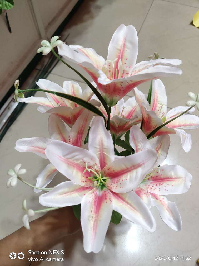 Factory direct sales with favorable prices and high-quality artificial flowers of 7-head lilies
