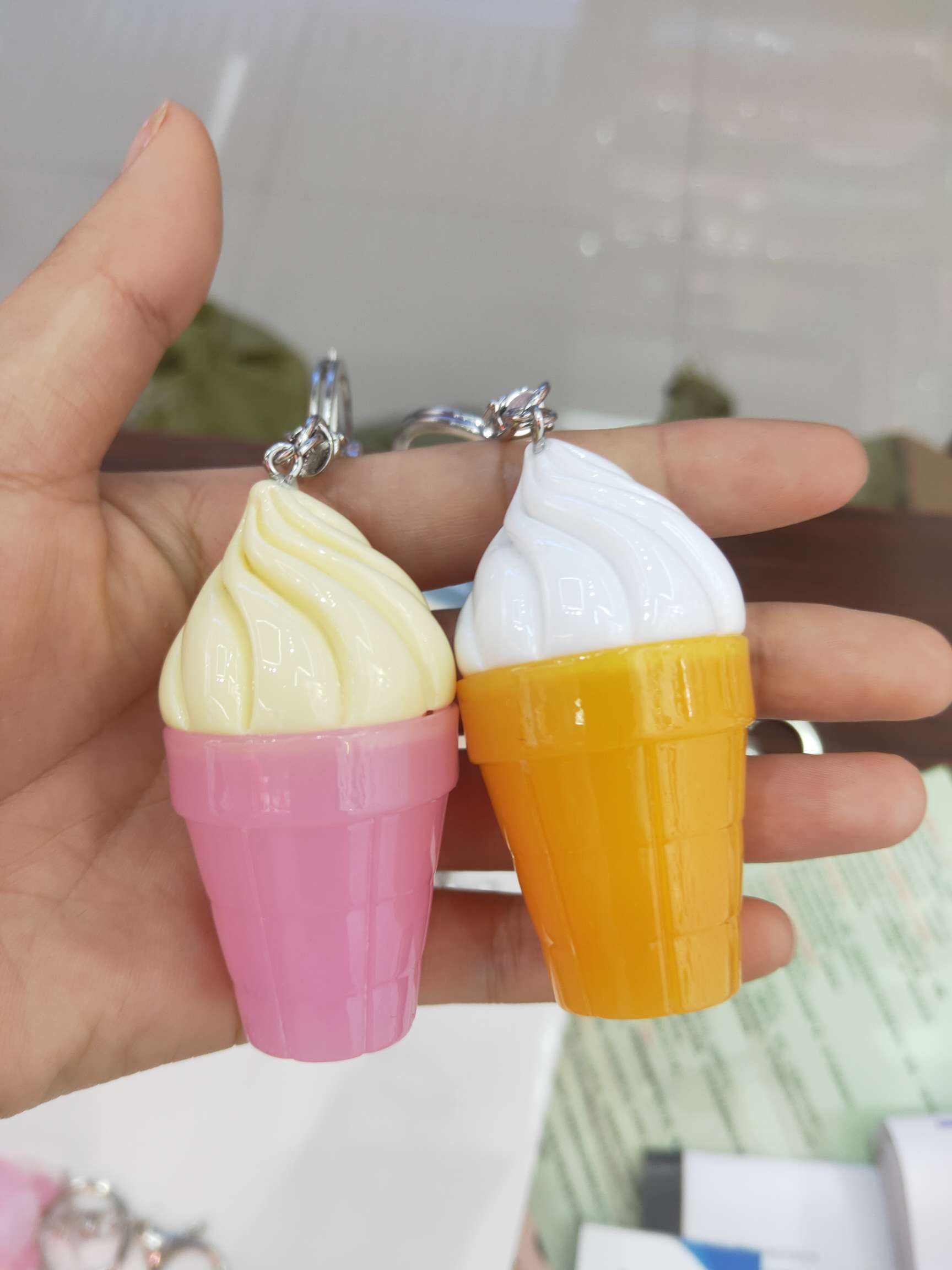 Simple And Atmospheric Flash Light Cone Key Chain Pendant Resin Accessories Specification drawing