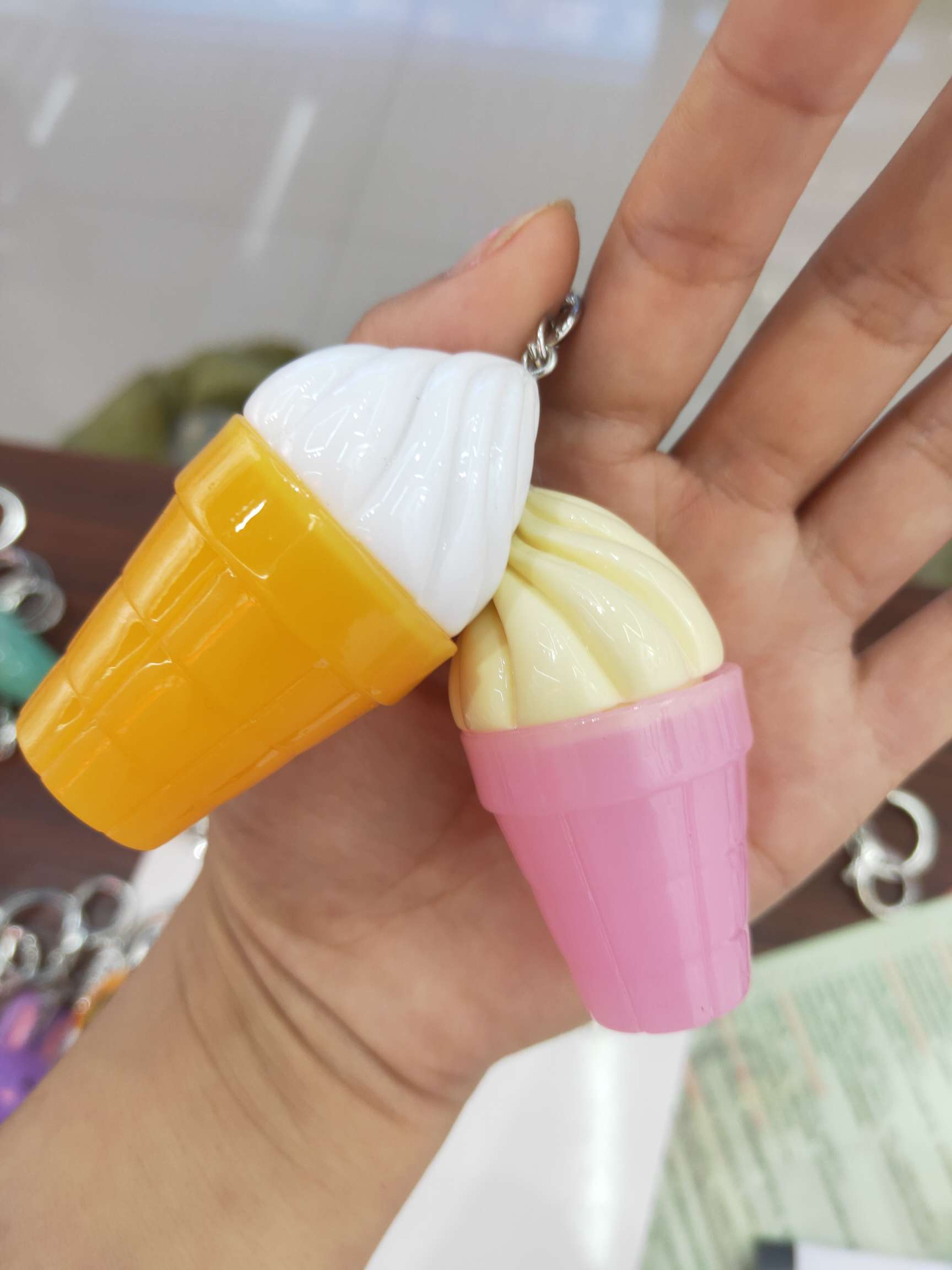 Simple And Atmospheric Flash Light Cone Key Chain Pendant Resin Accessories details Picture