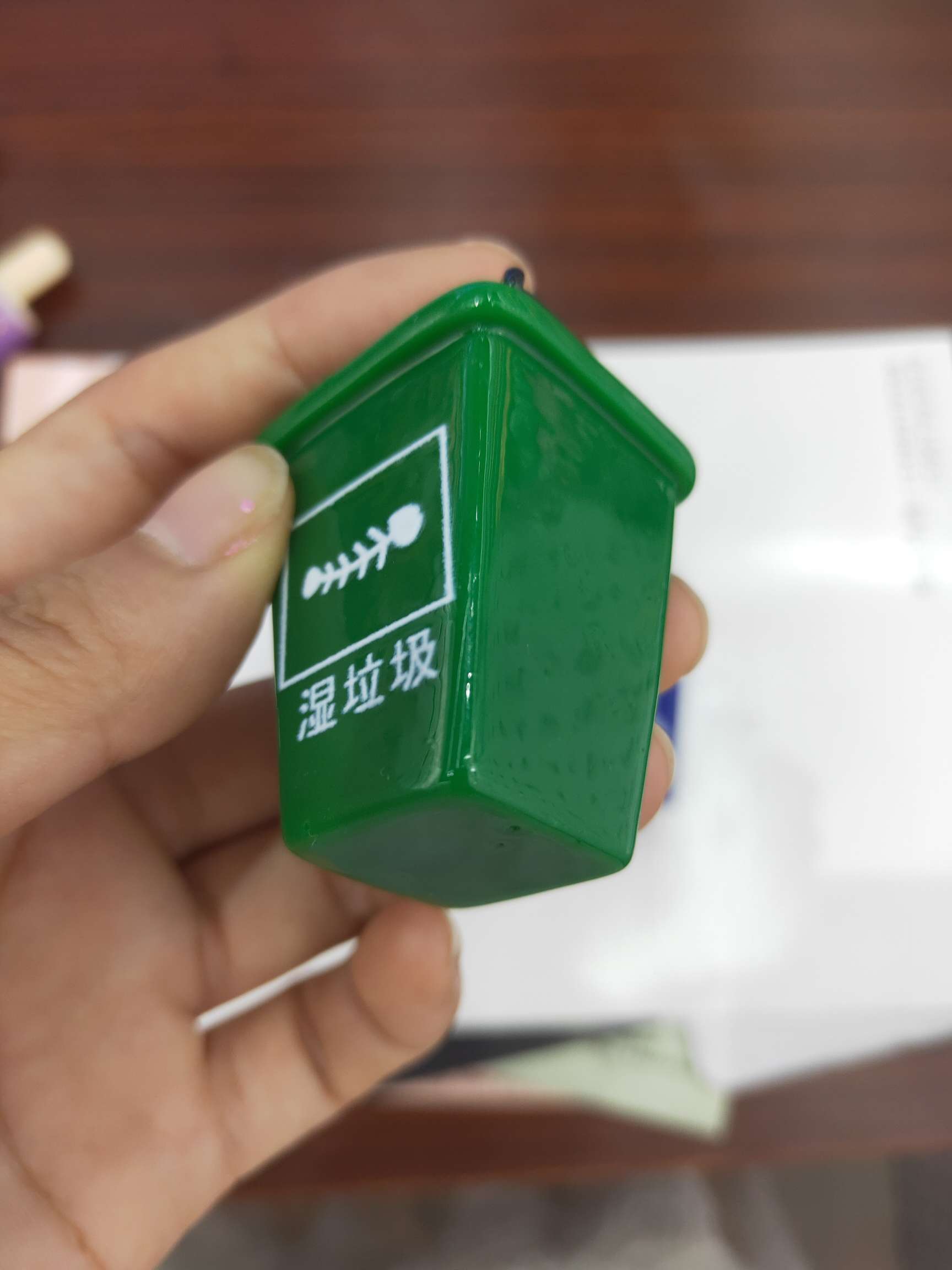 Simple Personality Creative Trash Can Key Chain Pendant Resin Accessories Specification drawing