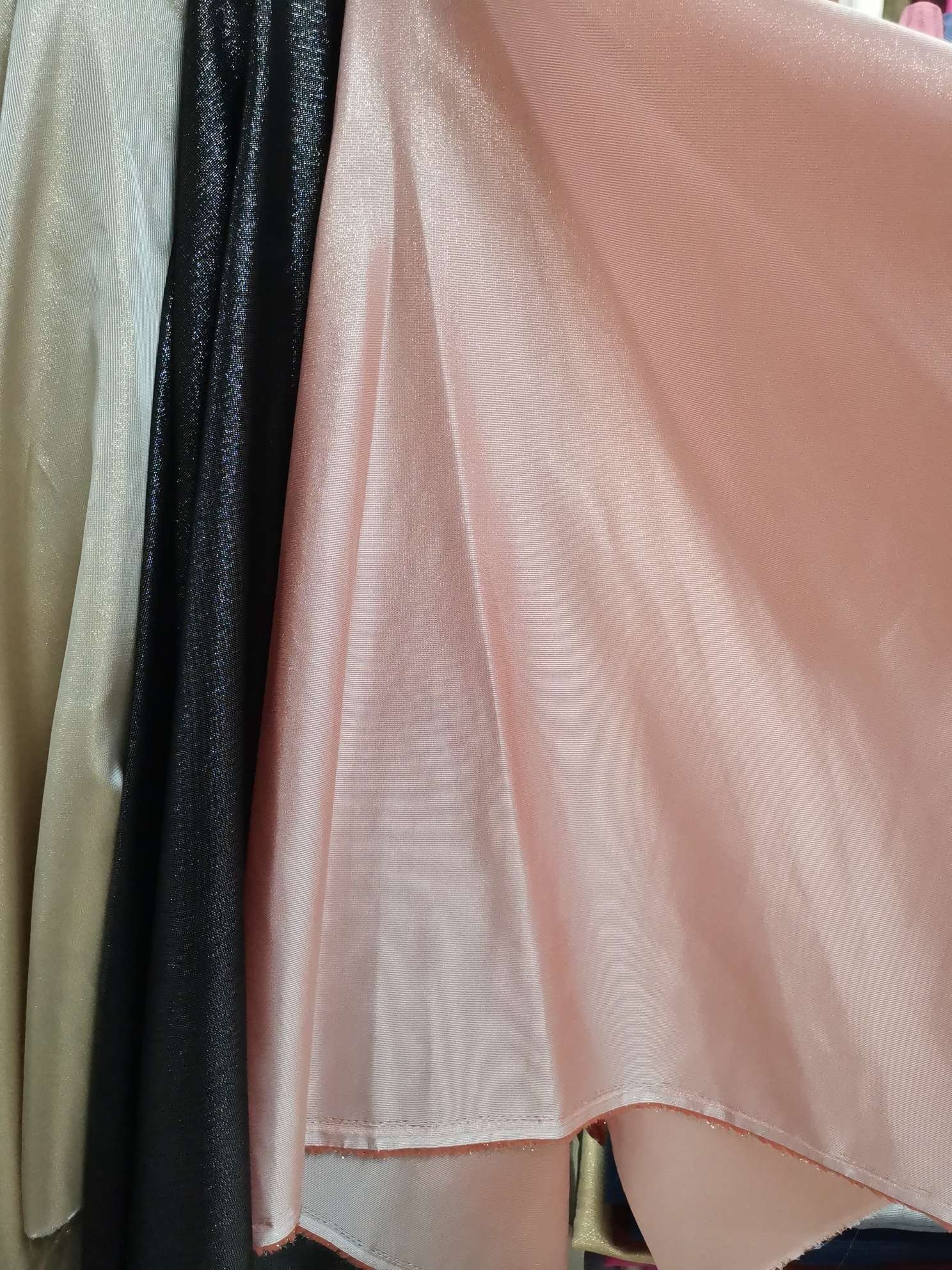 Polyester fabric is used in ethnic costumes, cosmetic bags, evening gowns and bedding Specification image