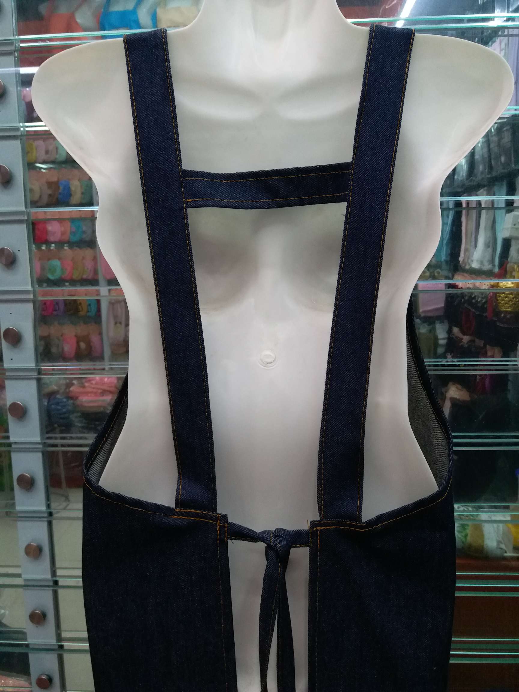 Korean-style fashionable adult shoulder strap denim apron, hand-painted hand-spun work apron Application Scenario