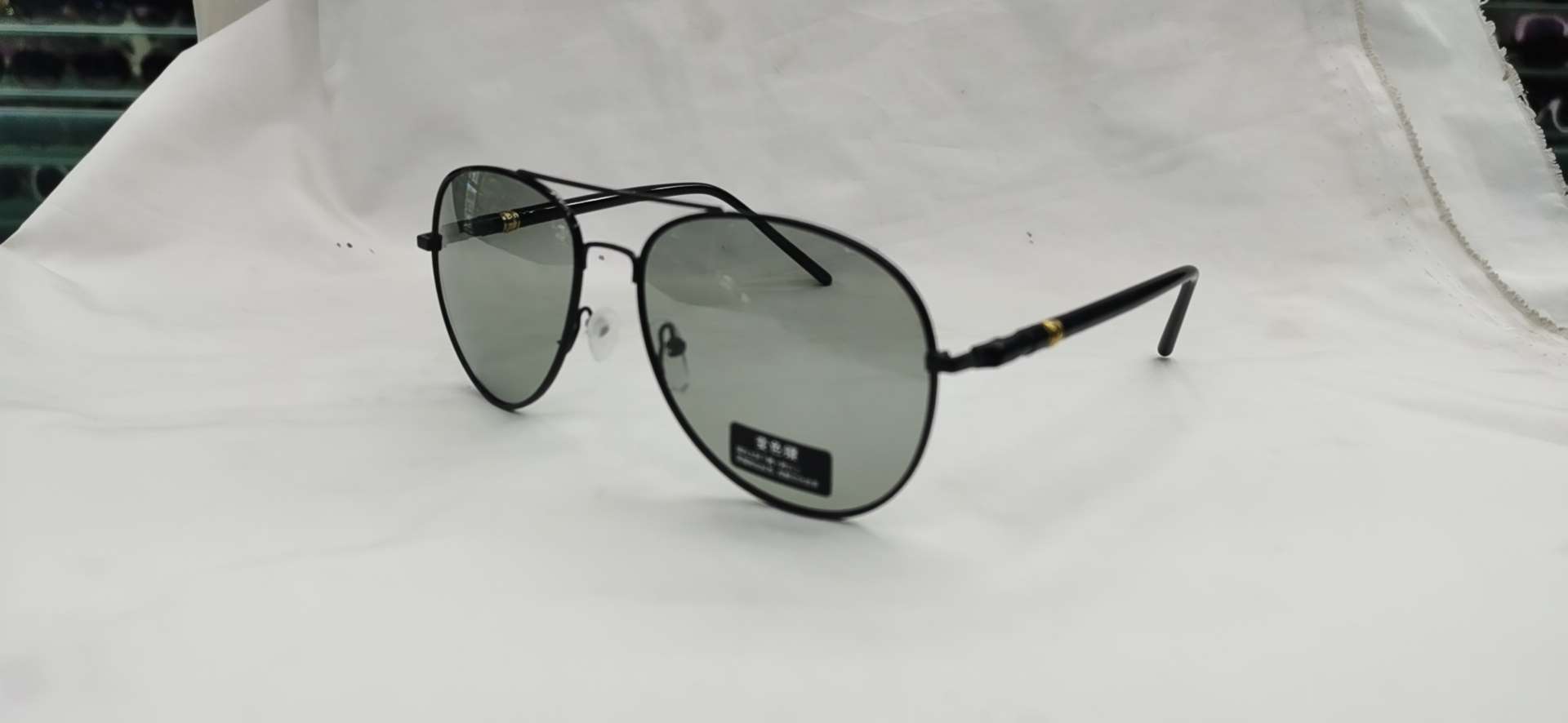Chromic mirror details Picture