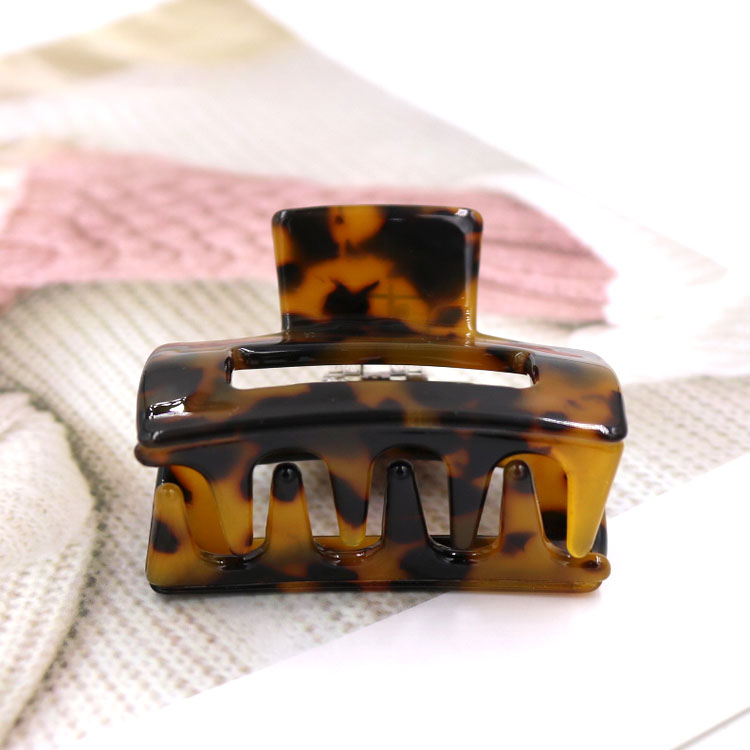 Manufacturers Direct Sales Cross-Border E-Commerce Source Hairpin Medium Size Clip Headwear Acetate Plate Hairpin Hollow Leopard Top Clip Hair Ponytail Clip Clip Application Scenario