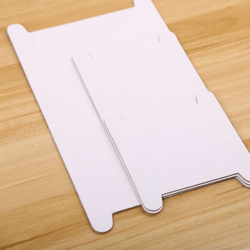 Customer using lace punch packaging card for gift items