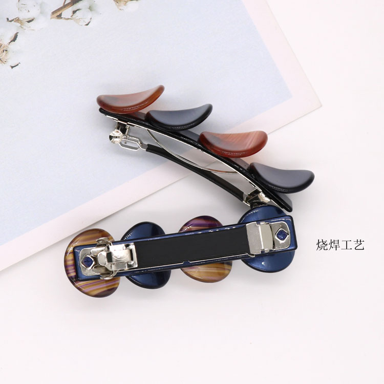 Factory Direct Sales Explosive Korean Hairpin Spring Clip Steel Clip Acetic Acid Hairpin Color Leopard Top Clip Round Piece Hairpin Application Scenario