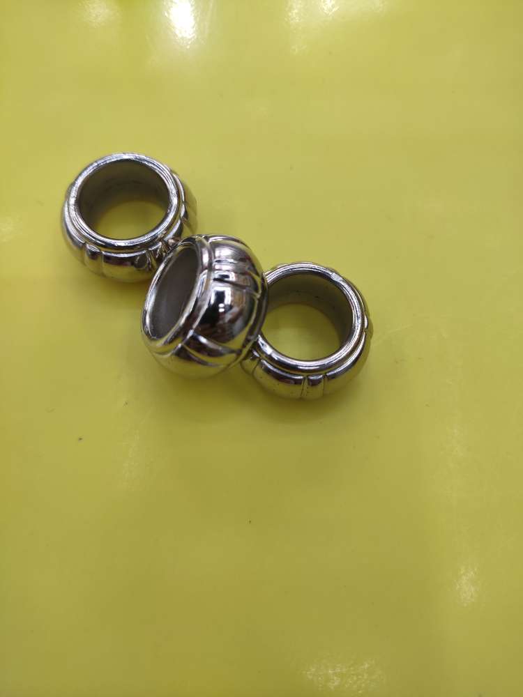 H725 Classic Silk Towel Button Hole Actual Wearing Effect Diagram