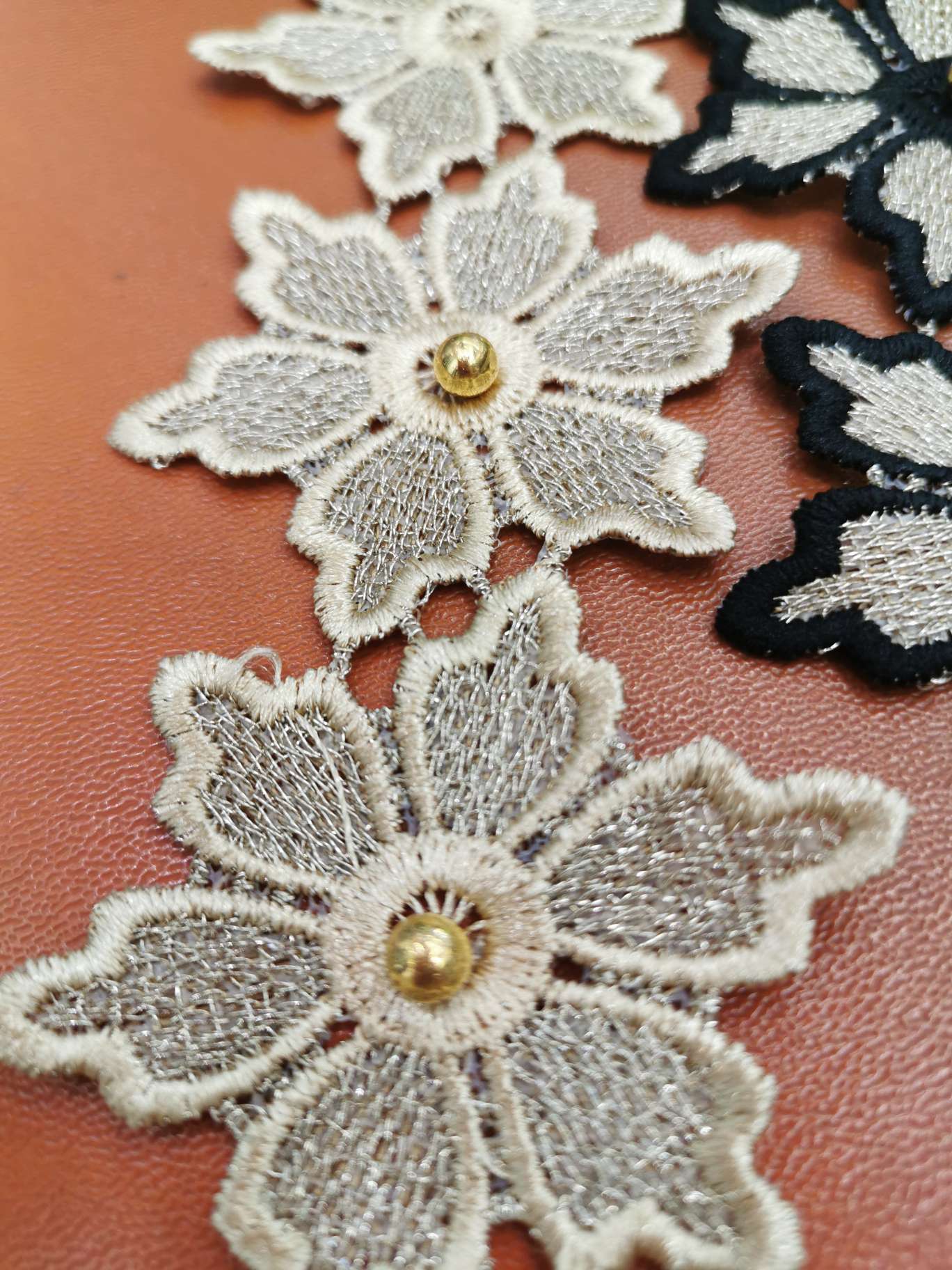 Water-soluble lace flower with beaded gold thread barcode 6 cm Application Scenario