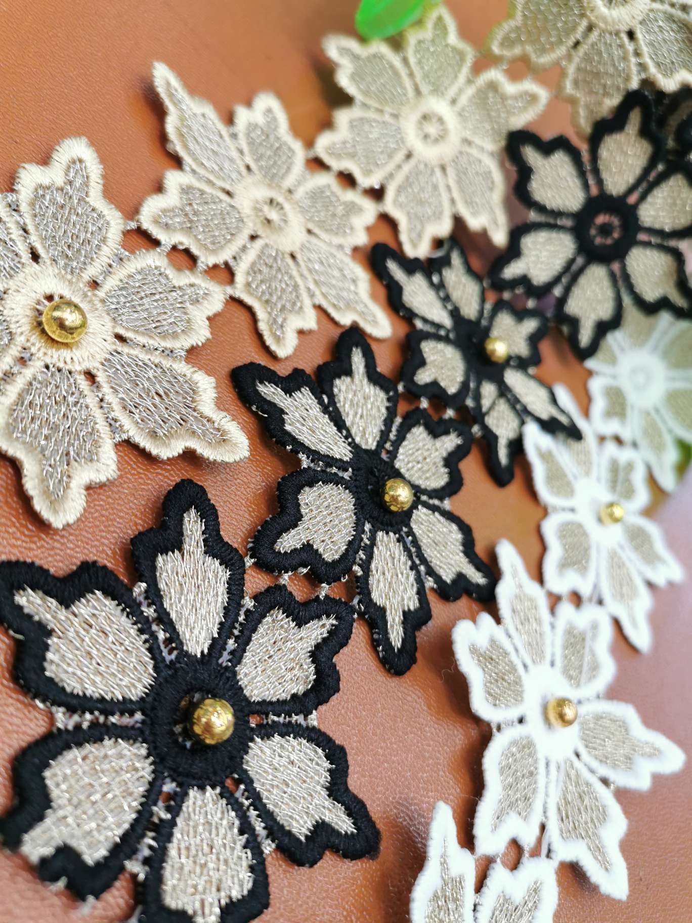Water-soluble lace flower with beaded gold thread barcode 6 cm Specification image