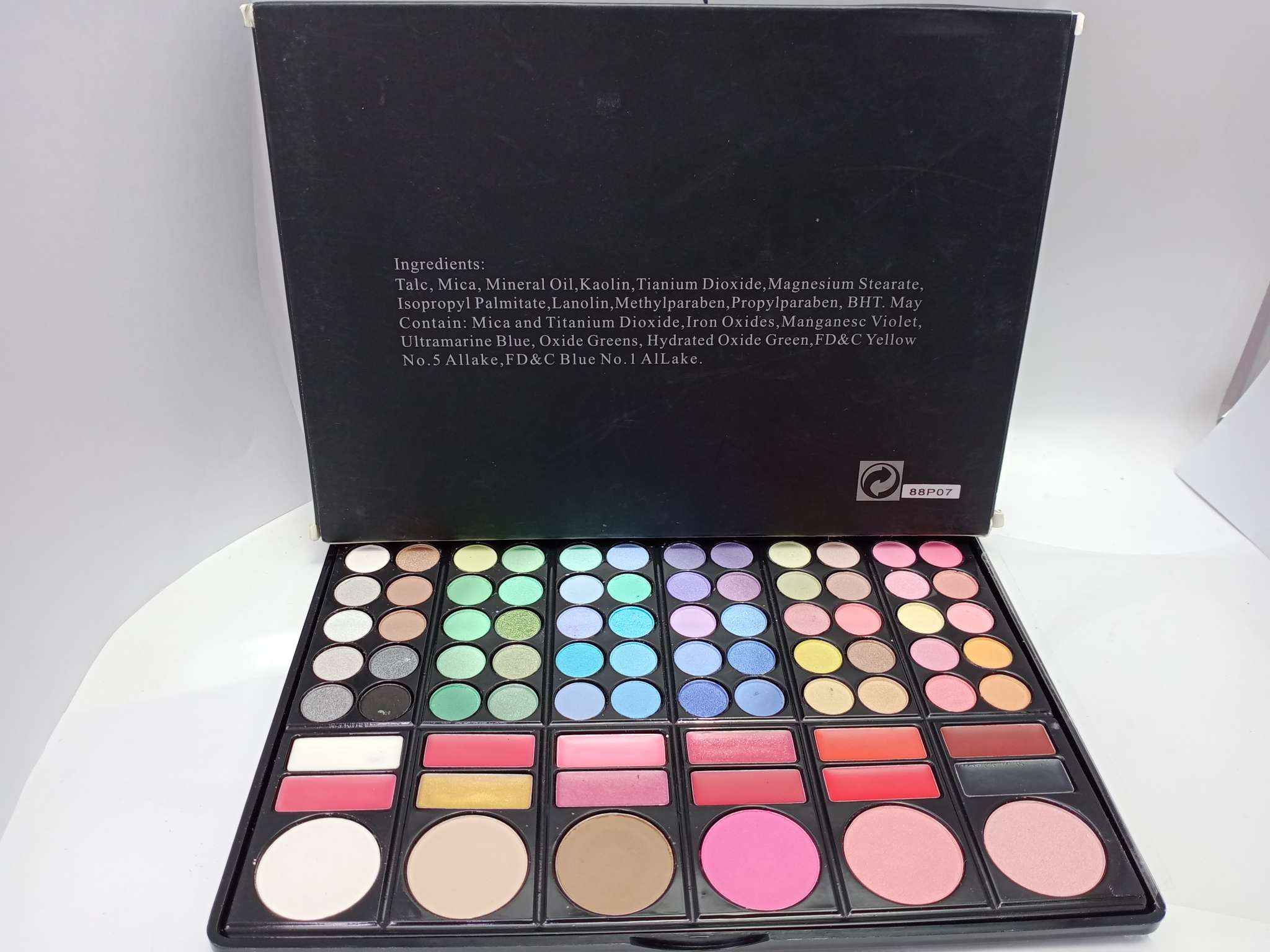 A 78-color eyeshadow lip gloss, lip gloss, blush and contouring powder combination Specification image