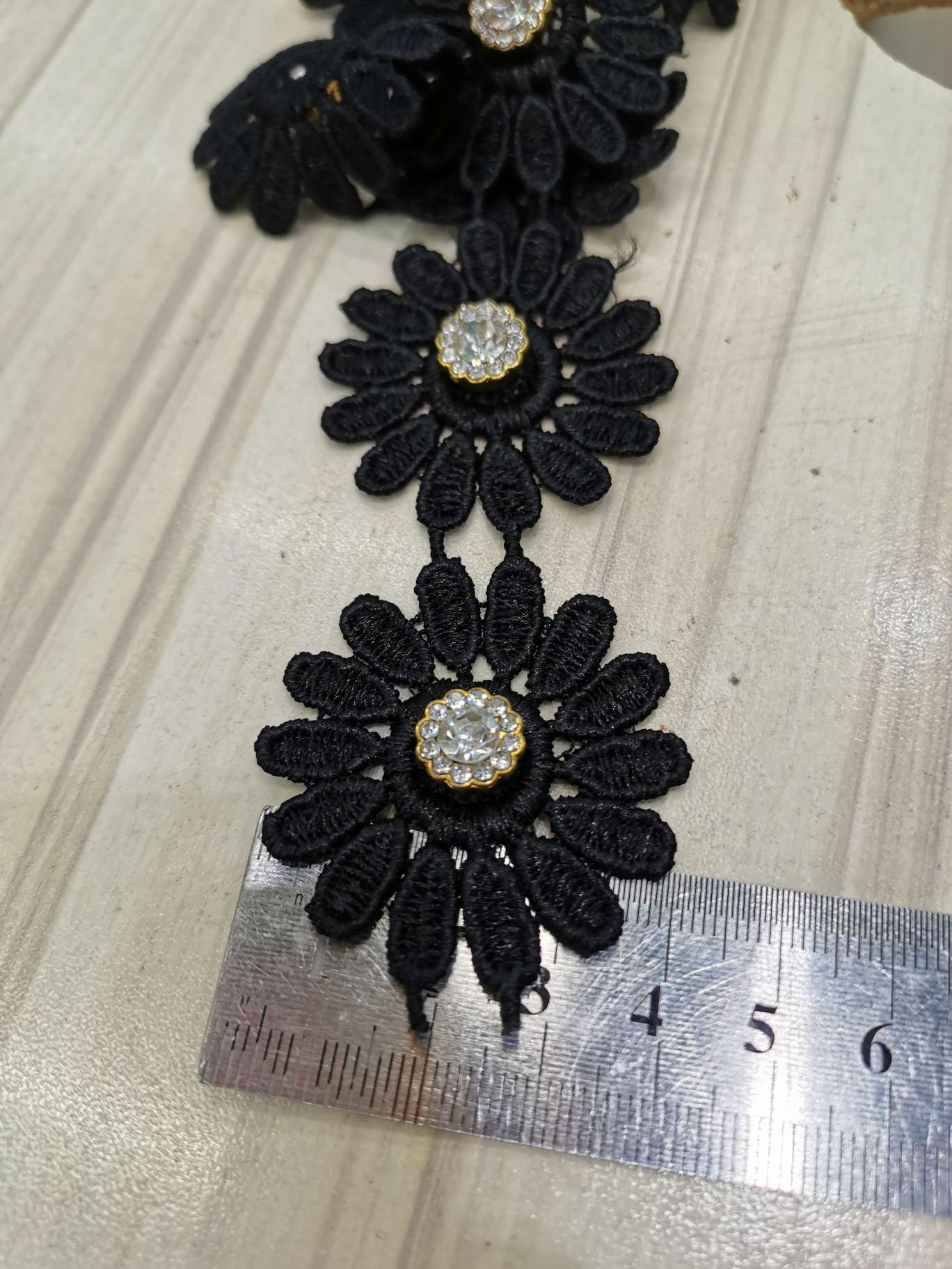 Water-soluble lace: 4 cm each flower with a diamond barcode Application Scenario