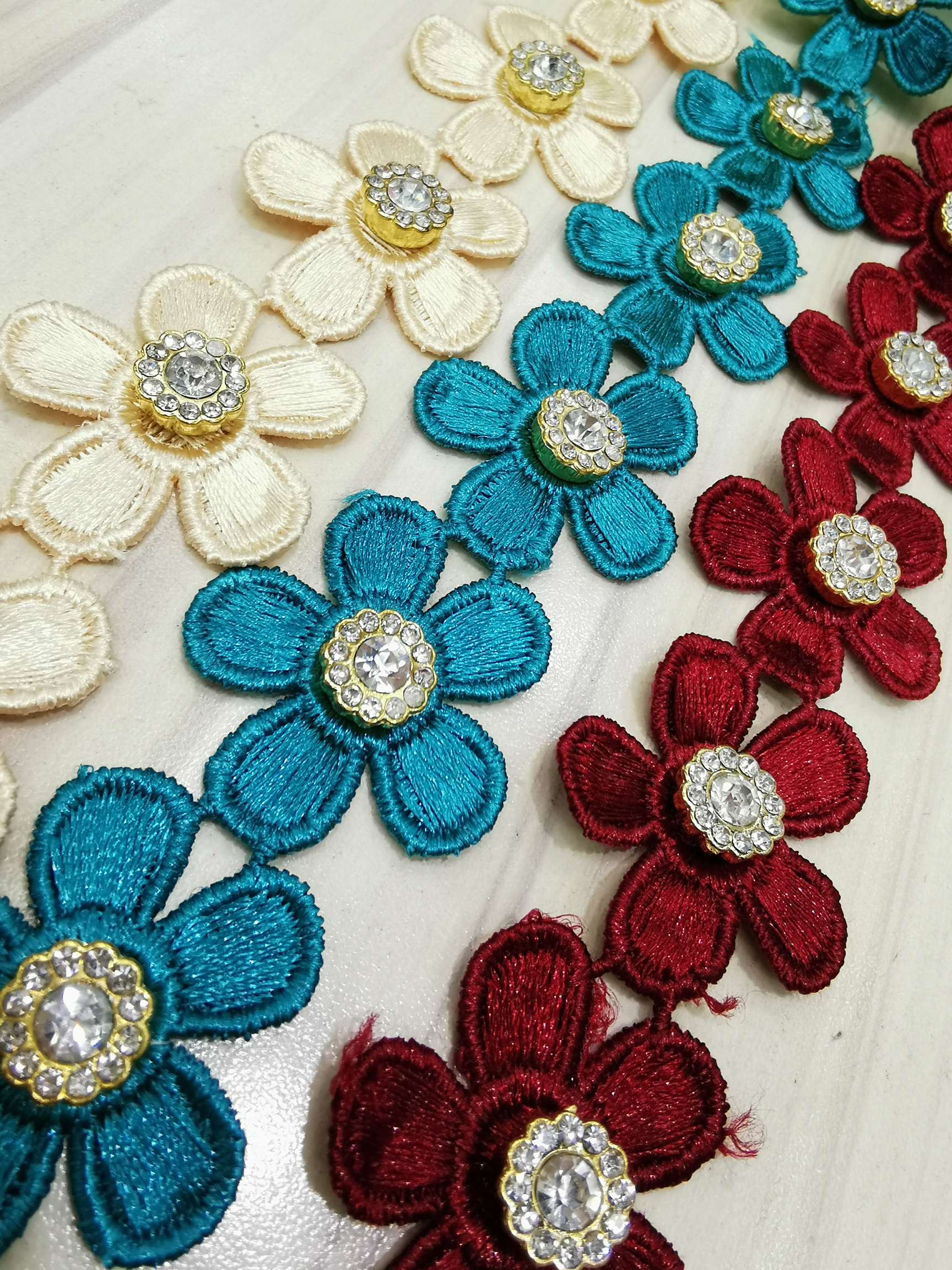 Water-soluble lace with diamond flower, 3.5 cm Application Scenario