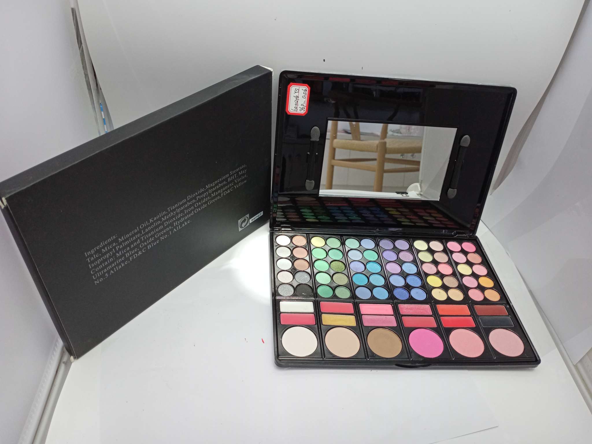 A 78-color eyeshadow lip gloss, lip gloss, blush and contouring powder combination details Picture