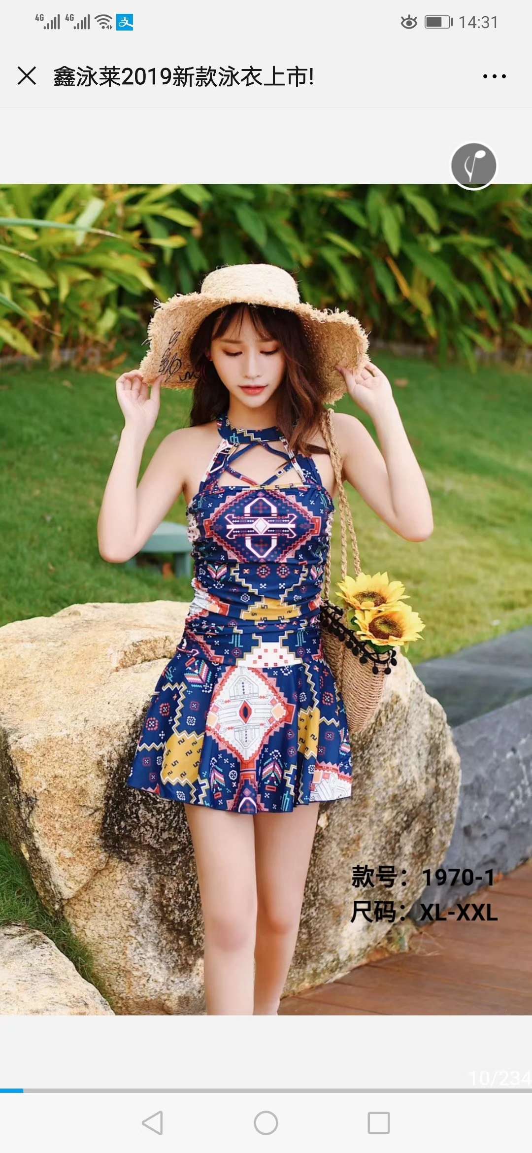 One-piece swimsuits are fashionable thumbnail